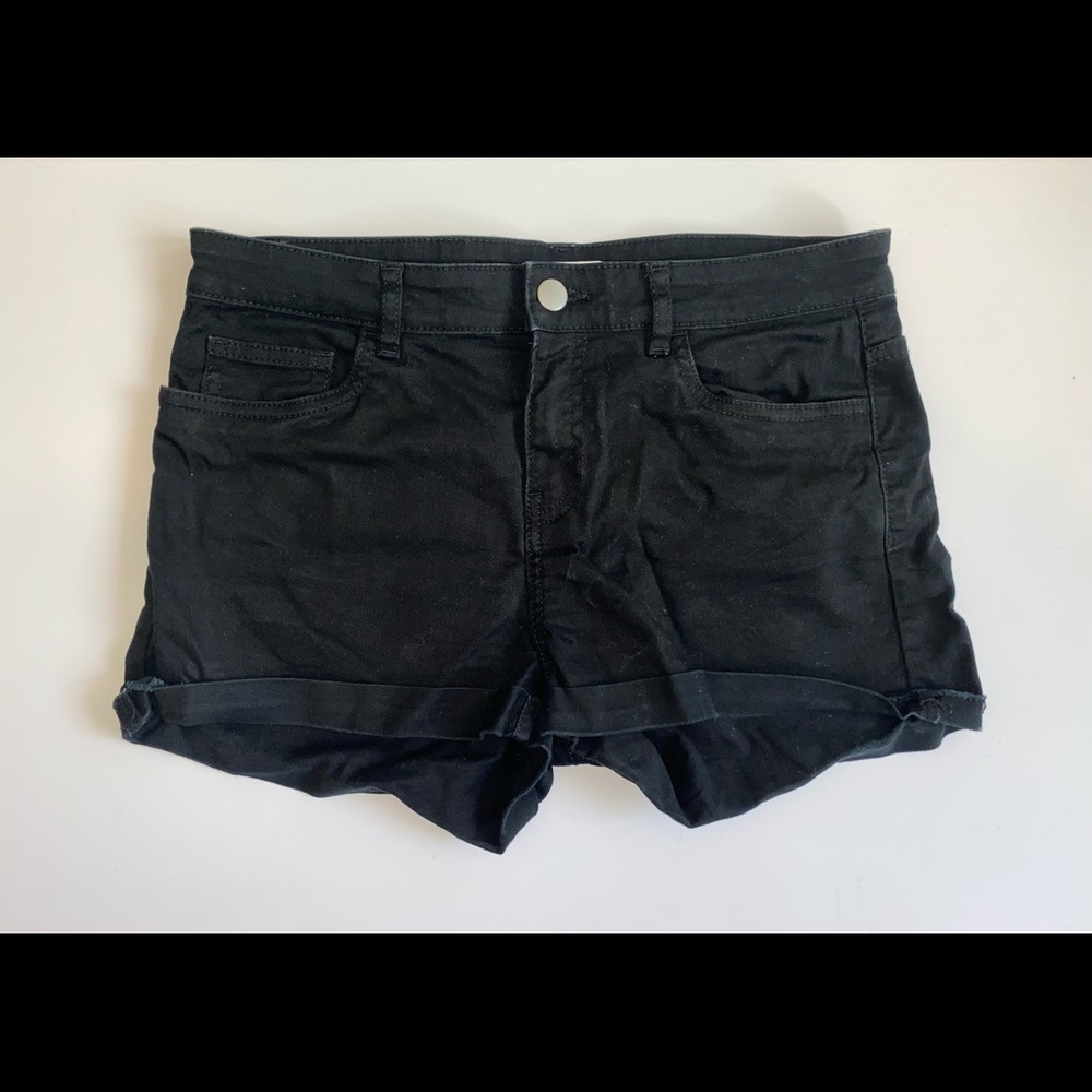 H&M Women's Black Shorts Size 6